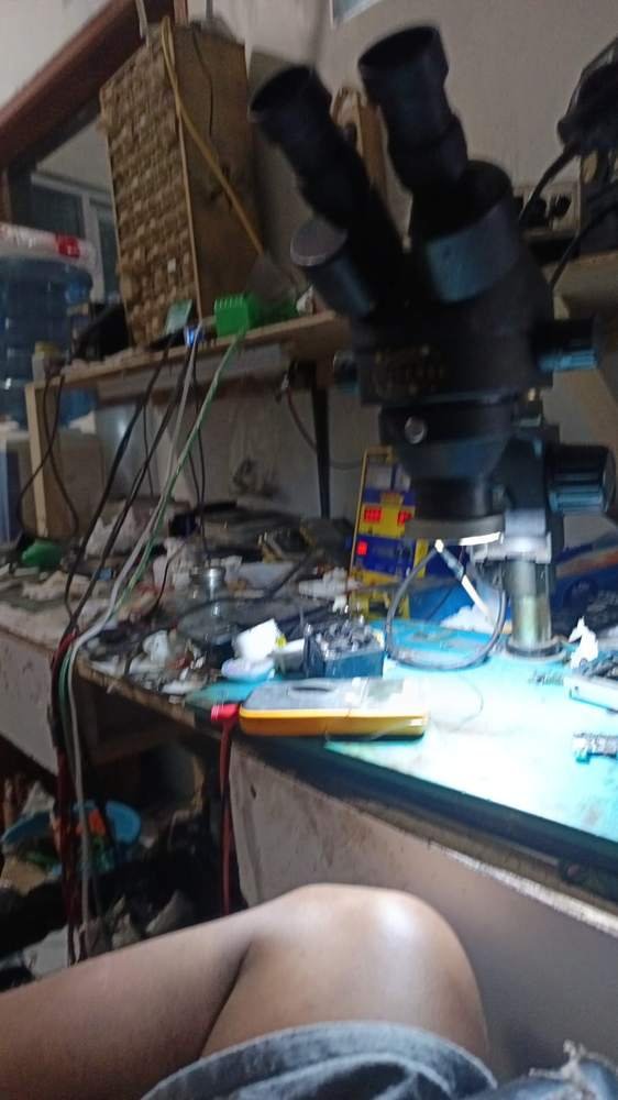 Meja kerja perbaikan board-level dengan mikroskop stereo, power supply dan alat ukur