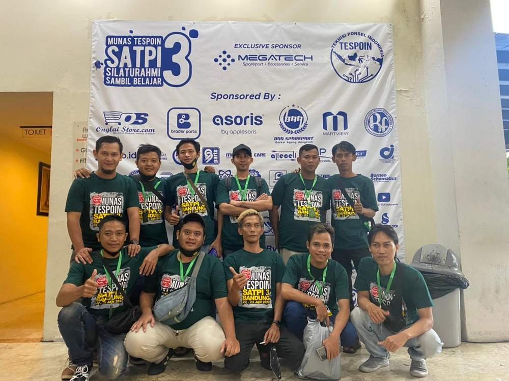 Delegasi berfoto di MUNAS TESPOIN SATPI 3 Bandung, musyawarah nasional teknisi ponsel Indonesia